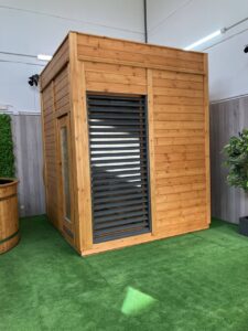 sauna modulare su misura da esterno con vetrate