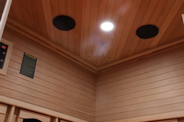 sauna ad angolo frontale vetrato ad infrarossi per due persone radiatori altoparlanti e faretto