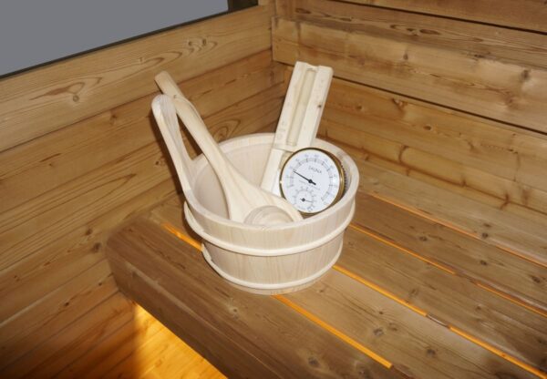 sauna da esterno a botte con doppia vetrata frontale e posteriore