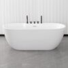 vasca freestanding ovale bianca con rubinetteria nera
