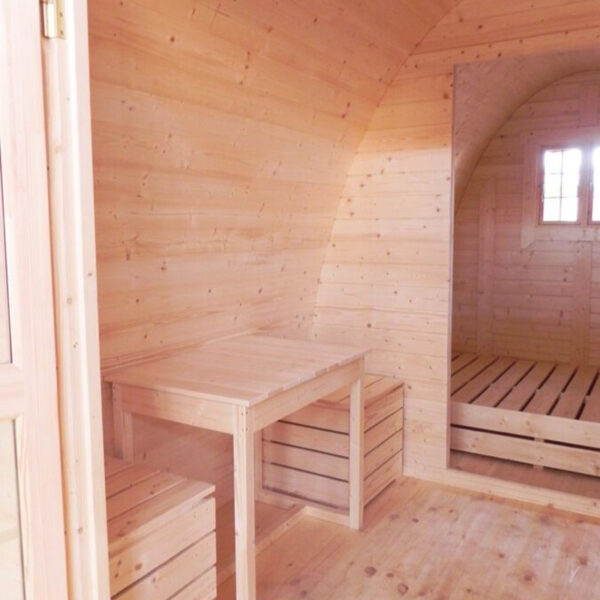 Piccolo tavolo in legno di abete