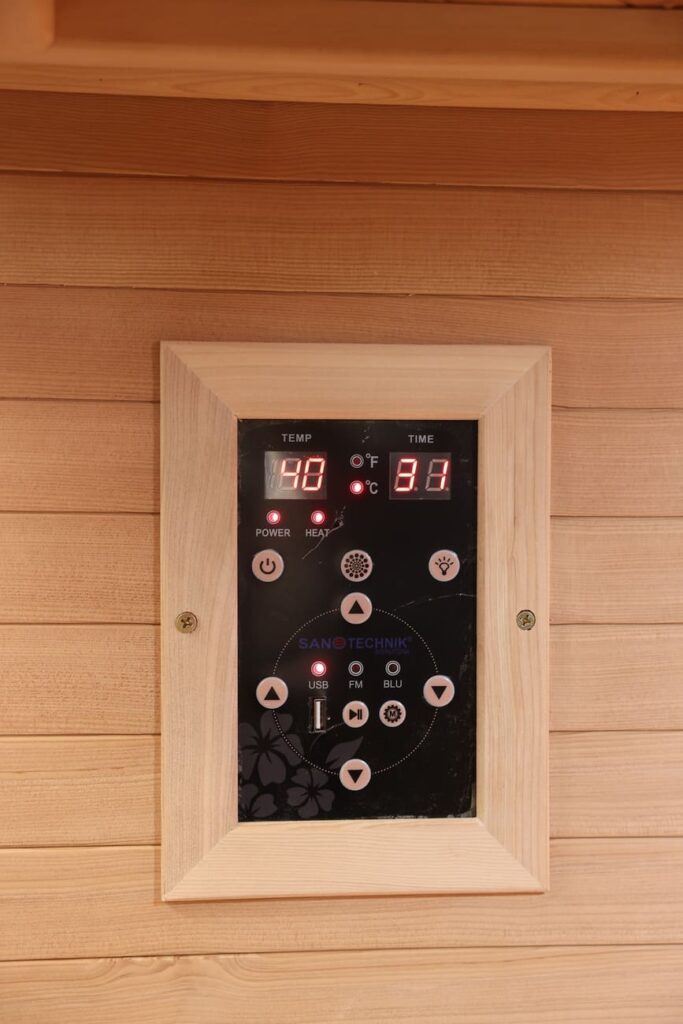 sauna ad angolo frontale vetrato ad infrarossi per due persone radiatori display di comando
