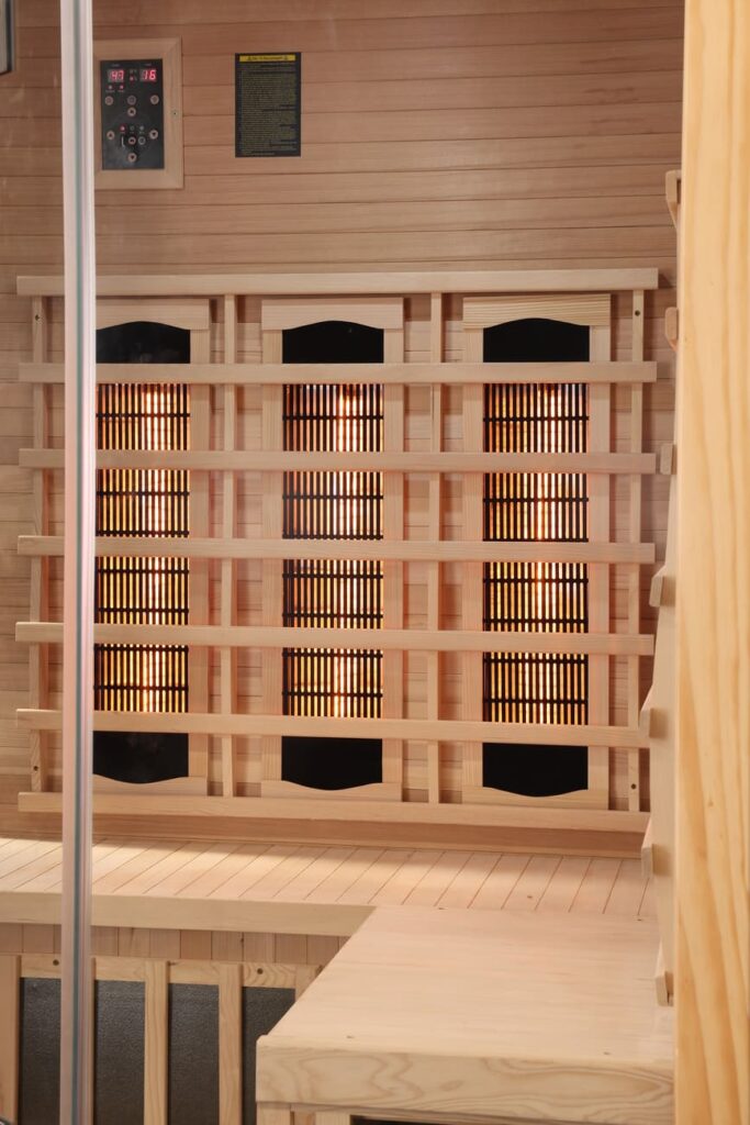 sauna ad angolo frontale vetrato ad infrarossi per due persone radiatori vista interna radiatori e panche 3