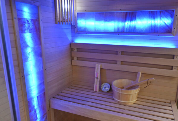 sauna con mattoni di sale himalayano e cromoterapia