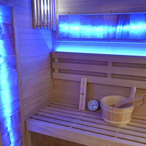 sauna con mattoni di sale himalayano e cromoterapia