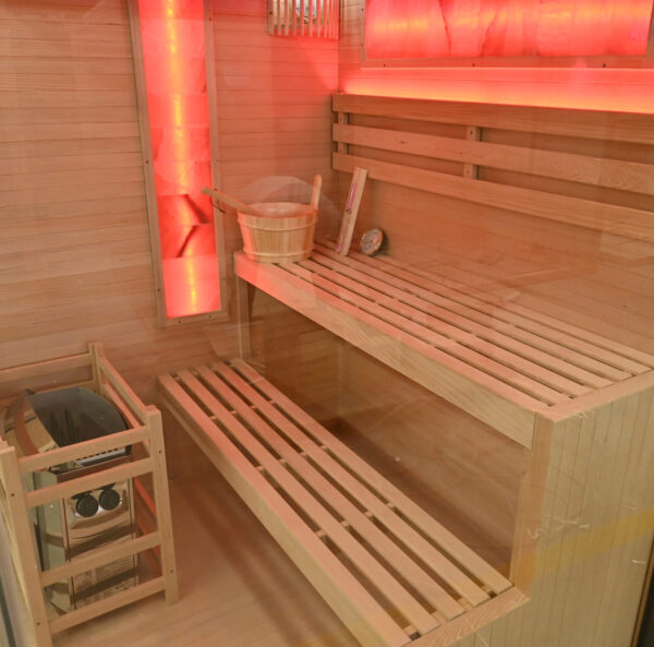 sauna finlandese economica da casa con mattoni di sale rosa illuminati