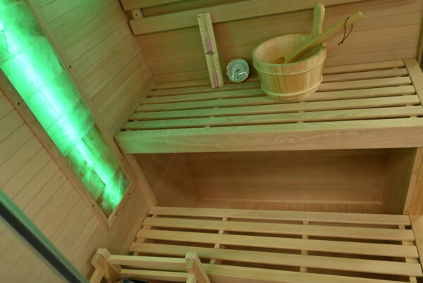 sauna per 3 persone con cromoterapia e vetrata e sale rosa